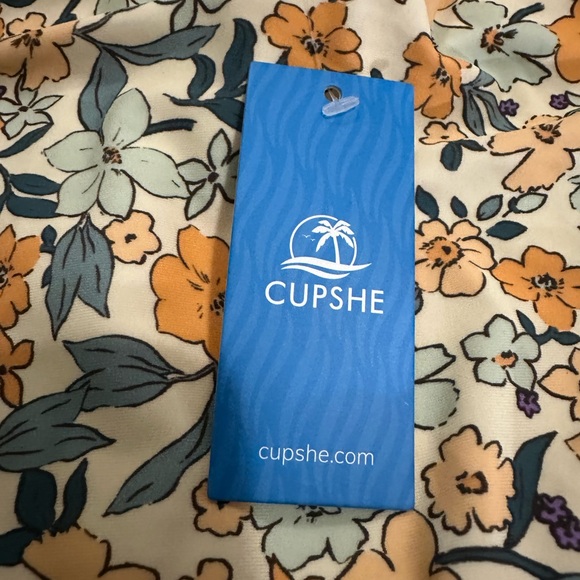 NWT/CUPSHE Women's Ruffled One Piece Swimsuit/ Size: M - Picture 9 of 12